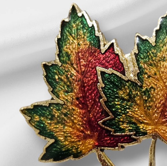 Vintage Double Maple Leaf Pin / Brooch - Picture 3 of 5